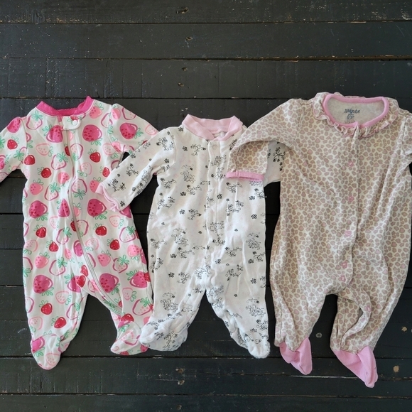 Baby Girl 0-3 Months Pajamas Bundle Lot Three Pieces Strawberry Leopard Filigree - Picture 1 of 7